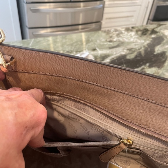 Beautiful mid size tote by Michael Kors - Picture 6 of 10